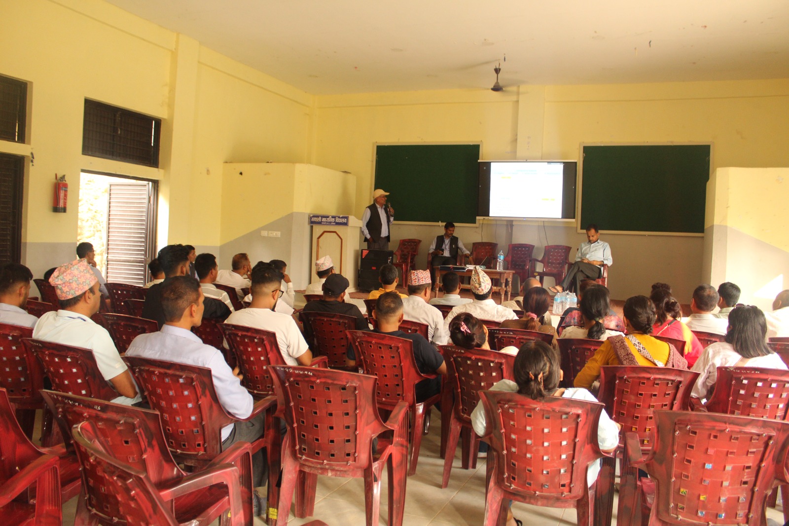 प्रगति मा बि गौरादह झापाबाट ४० जनाको टिम मन्थली मावि मन्थलीको अध्ययन अवलोकन भ्रमणमा आउनु  भएकोमा मन्थली माविमा प्र अ डा.टंकप्रसाद दहालज्यूबाट स्वागत गर्दै मन्थली माविको वस्तुस्थितिबारे जानकारी गराउदै@२०८३/०२/०८