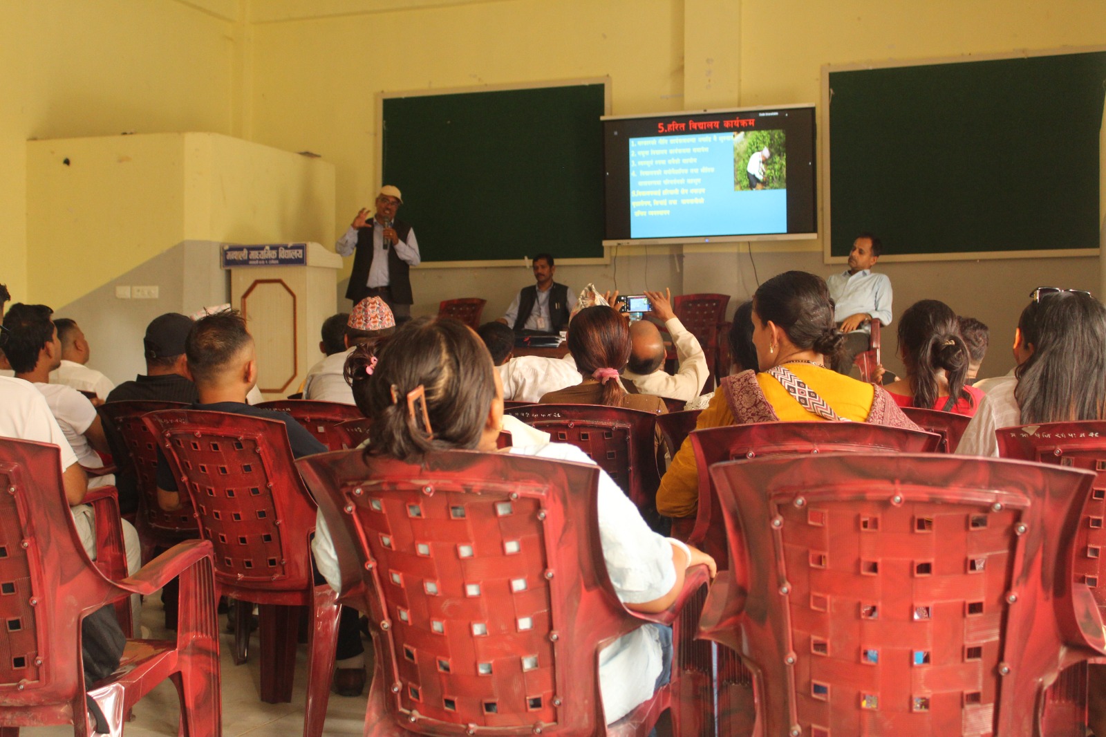 प्रगति मा बि गौरादह झापाबाट ४० जनाको टिम मन्थली मावि मन्थलीको अध्ययन अवलोकन भ्रमणमा आउनु  भएकोमा मन्थली माविमा प्र अ डा.टंकप्रसाद दहालज्यूबाट स्वागत गर्दै मन्थली माविको वस्तुस्थितिबारे जानकारी गराउदै@२०८३/०२/०८