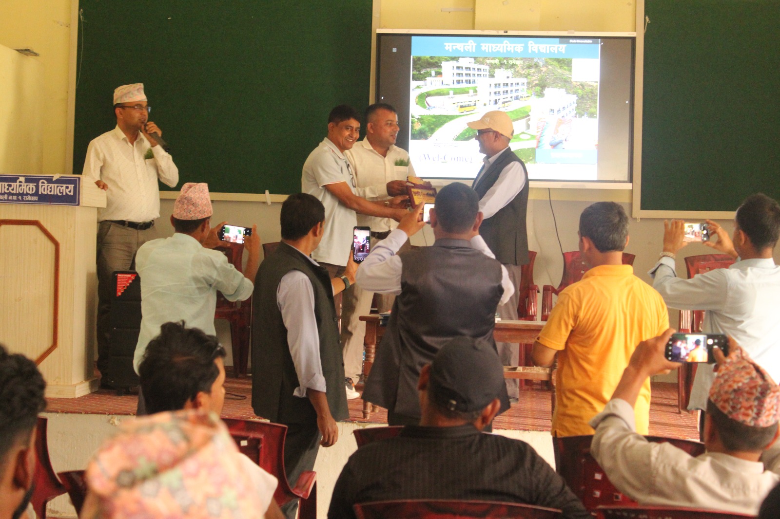 प्रगति मा बि गौरादह झापाबाट ४० जनाको टिम मन्थली मावि मन्थलीको अध्ययन अवलोकन भ्रमणमा आउनु  भएकोमा मन्थली माविमा प्र अ डा.टंकप्रसाद दहालज्यूबाट स्वागत गर्दै मन्थली माविको वस्तुस्थितिबारे जानकारी गराउदै@२०८३/०२/०८
