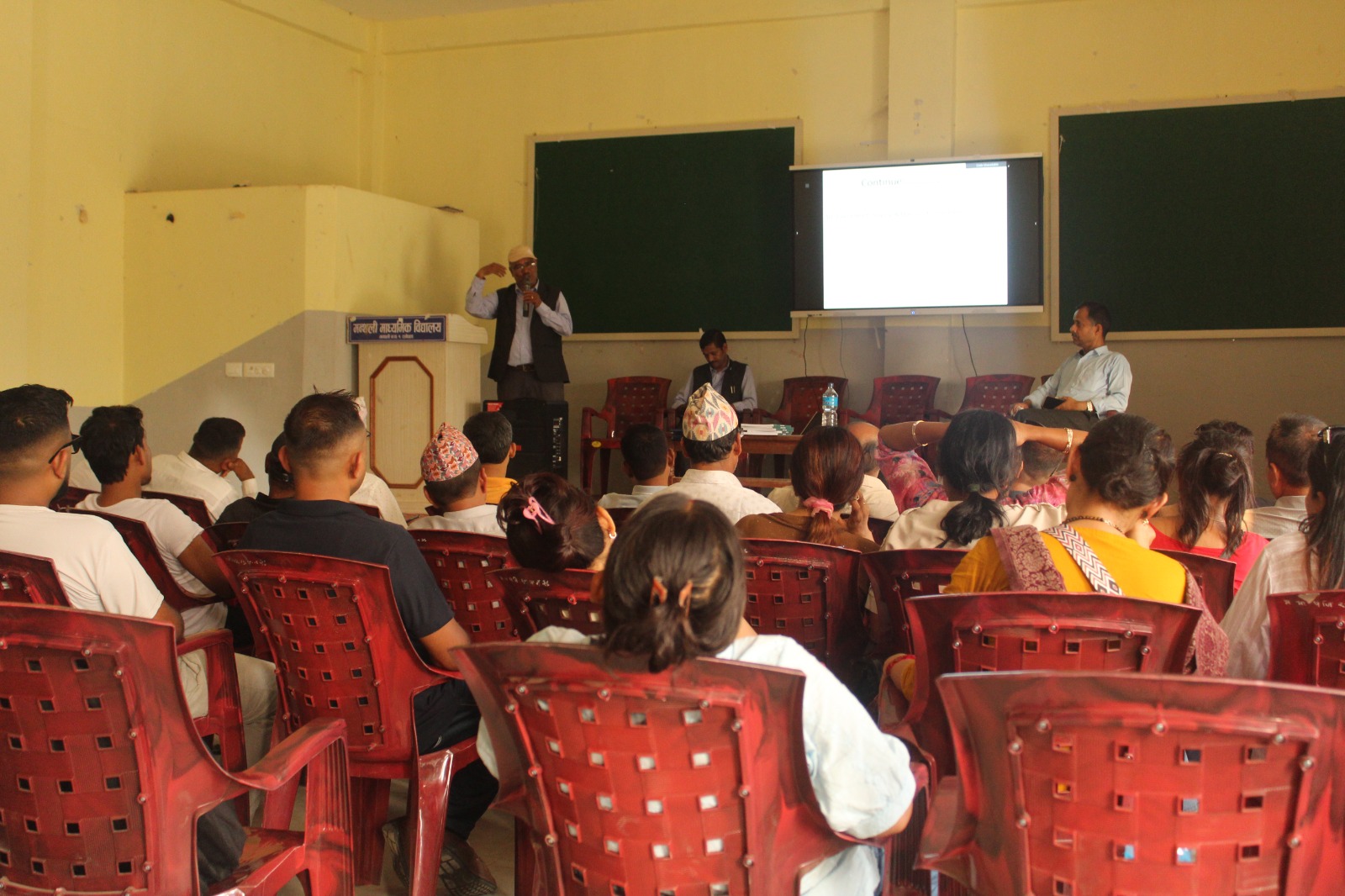 प्रगति मा बि गौरादह झापाबाट ४० जनाको टिम मन्थली मावि मन्थलीको अध्ययन अवलोकन भ्रमणमा आउनु  भएकोमा मन्थली माविमा प्र अ डा.टंकप्रसाद दहालज्यूबाट स्वागत गर्दै मन्थली माविको वस्तुस्थितिबारे जानकारी गराउदै@२०८३/०२/०८