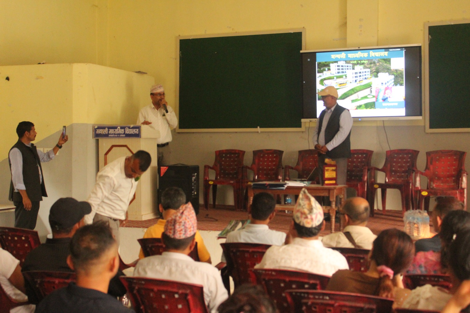 प्रगति मा बि गौरादह झापाबाट ४० जनाको टिम मन्थली मावि मन्थलीको अध्ययन अवलोकन भ्रमणमा आउनु  भएकोमा मन्थली माविमा प्र अ डा.टंकप्रसाद दहालज्यूबाट स्वागत गर्दै मन्थली माविको वस्तुस्थितिबारे जानकारी गराउदै@२०८३/०२/०८